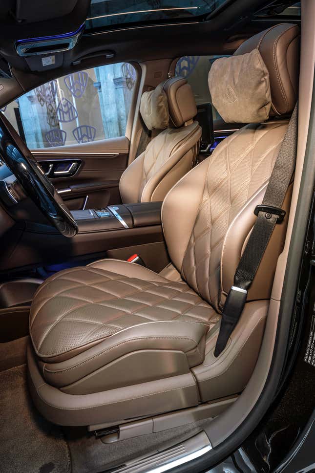 Imagen para el artículo titulado El Mercedes-Maybach EQS SUV 2023 es un exceso de electricidad